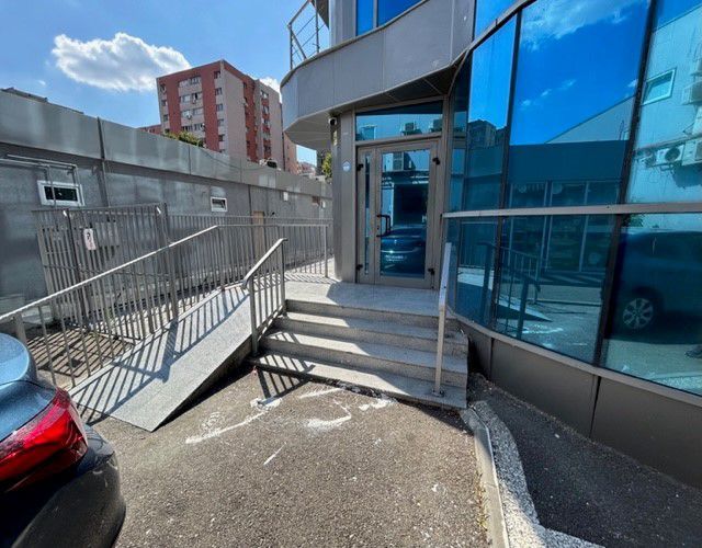 Inchiriere cladire moderna pentru clinica privata sau birouri - Poză 2