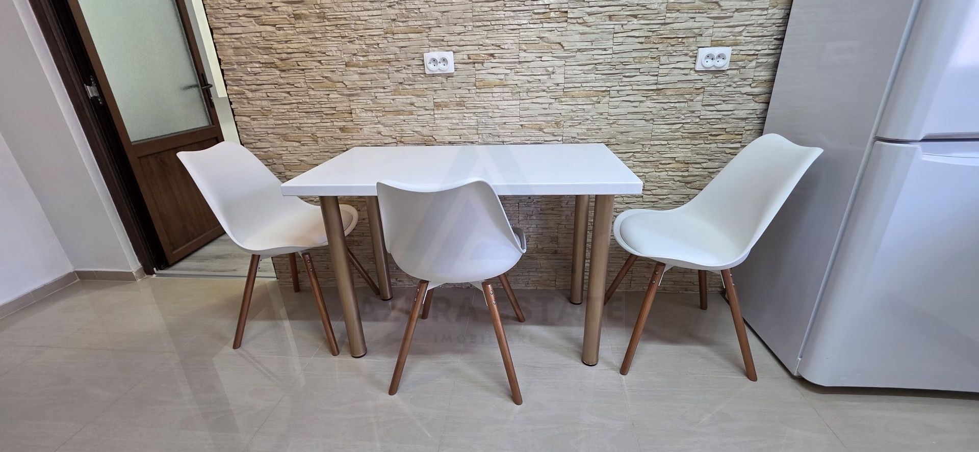 Apartament renovat cu 2 camere decomandat 50 mp etajul 2/8 Bd Mihai V - Poză 3