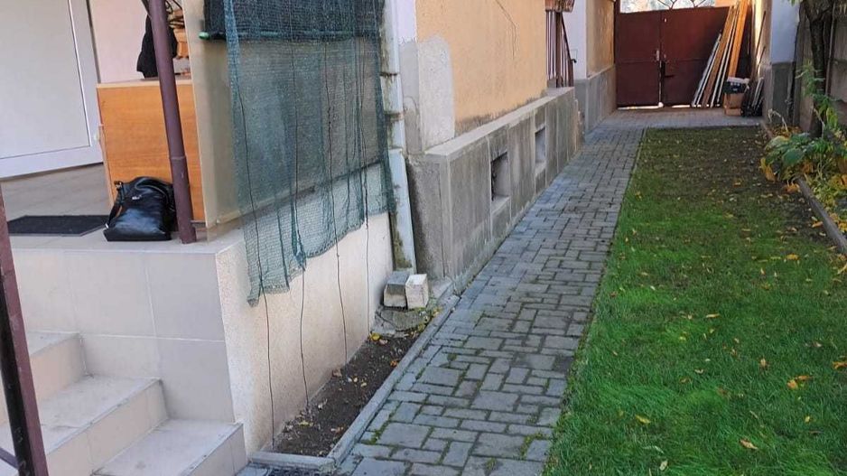 Casa cu etaj, 4 camere, central, cu acces auto in curte - Poză 3