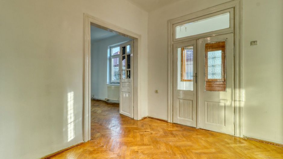 Centru- Casă boierească individuală- 5 camere si  451 mp teren - Poză 3