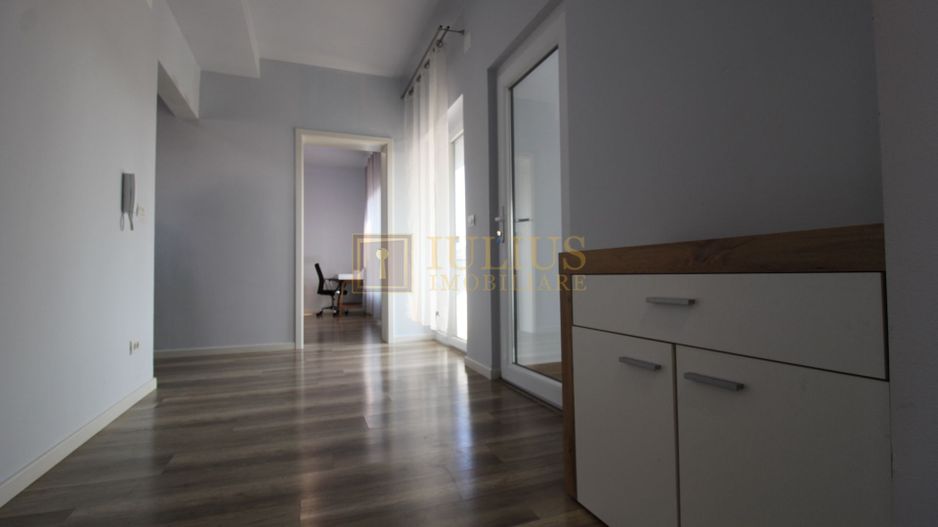 Casa cu 3 camere, locuri de  parcare, curte - Poză 17