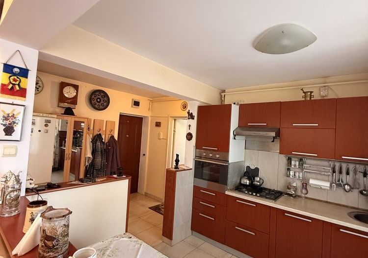 BRASADAS vinde ap 3 camere etajul 2/4 pe Careiului - Poză 2