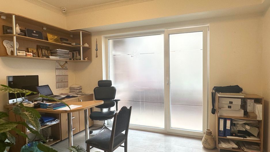 De vânzare Centru Medical Multifuncțional 196 mp zona Coresi - Poză 4