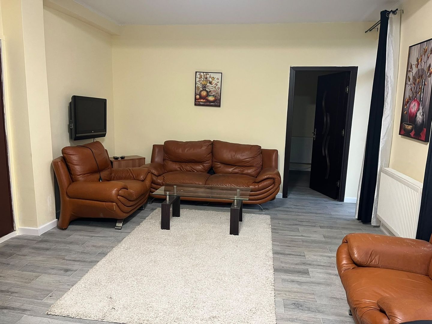 Apartament 2 camere, de inchiriat+ loc de parcare si terasa in curte - Poză 1