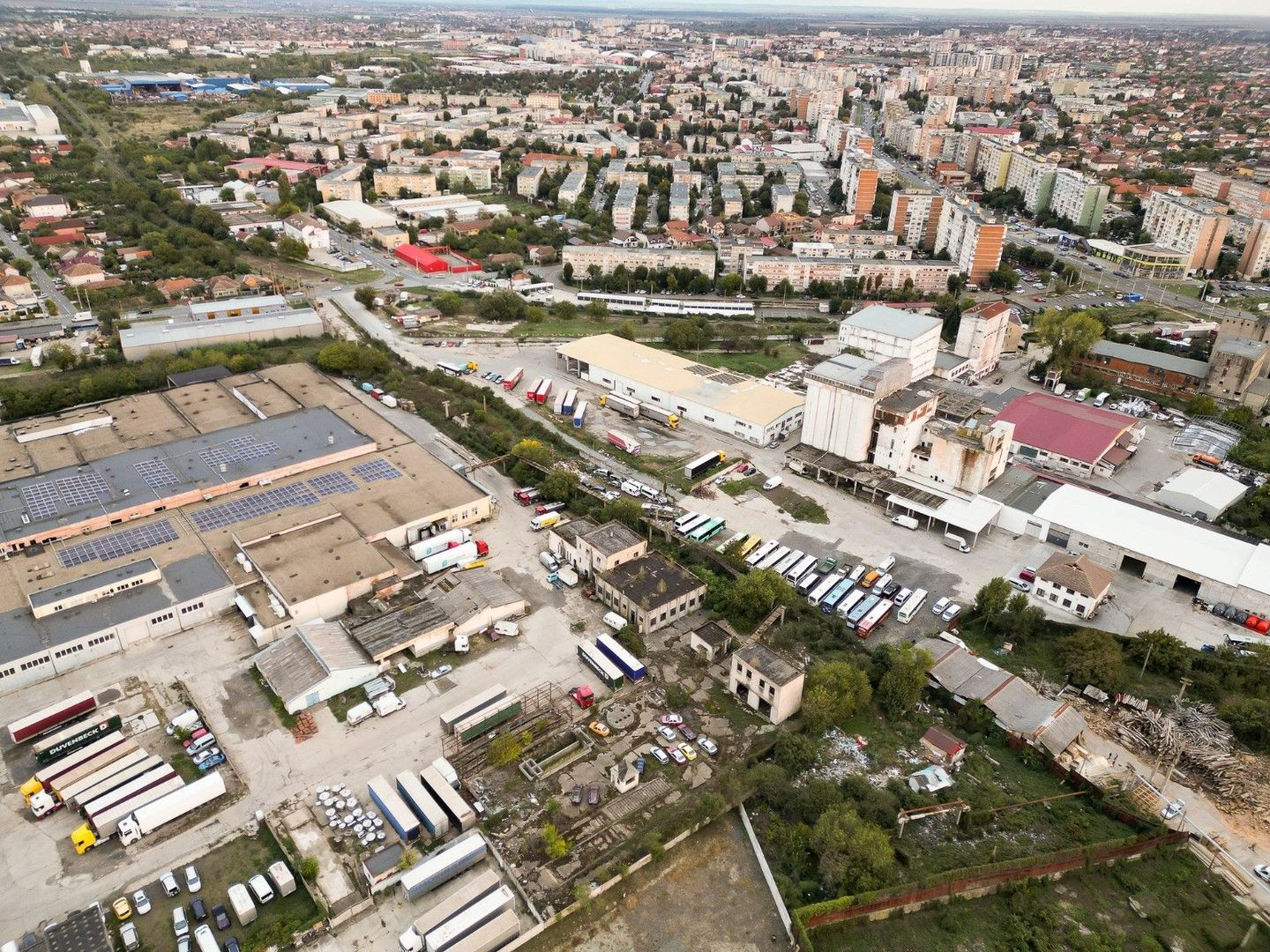 Oportunitate! Teren 6820mp cu clădiri industriale pe strada Poetului, Arad - Poză 7