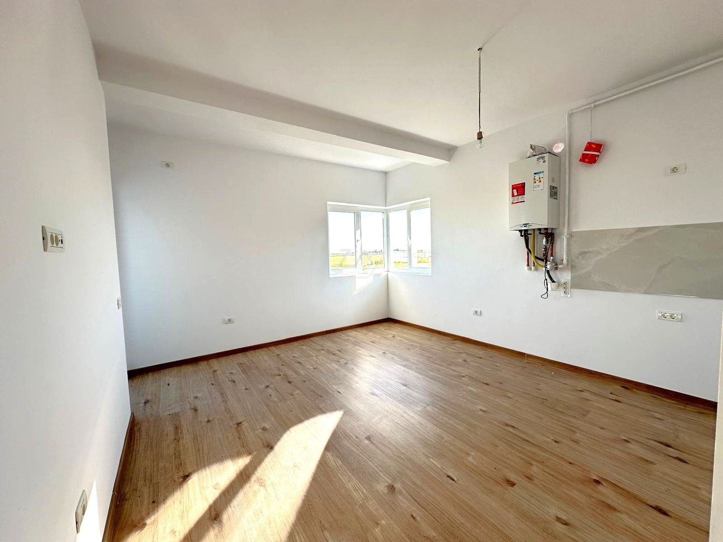 Bloc finalizat. 2 balcoane. Loc de parcare. - Poză 1