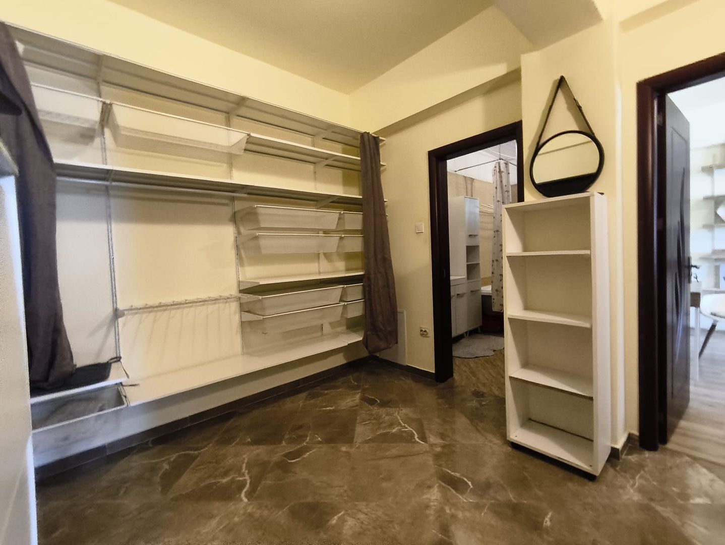 Apartament 2 camere Dec 58 mp+ loc de parcare Cug Capitol 92000 euro - Poză 6
