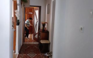 Apartament cu 3 camere de vanzare - Poză 4