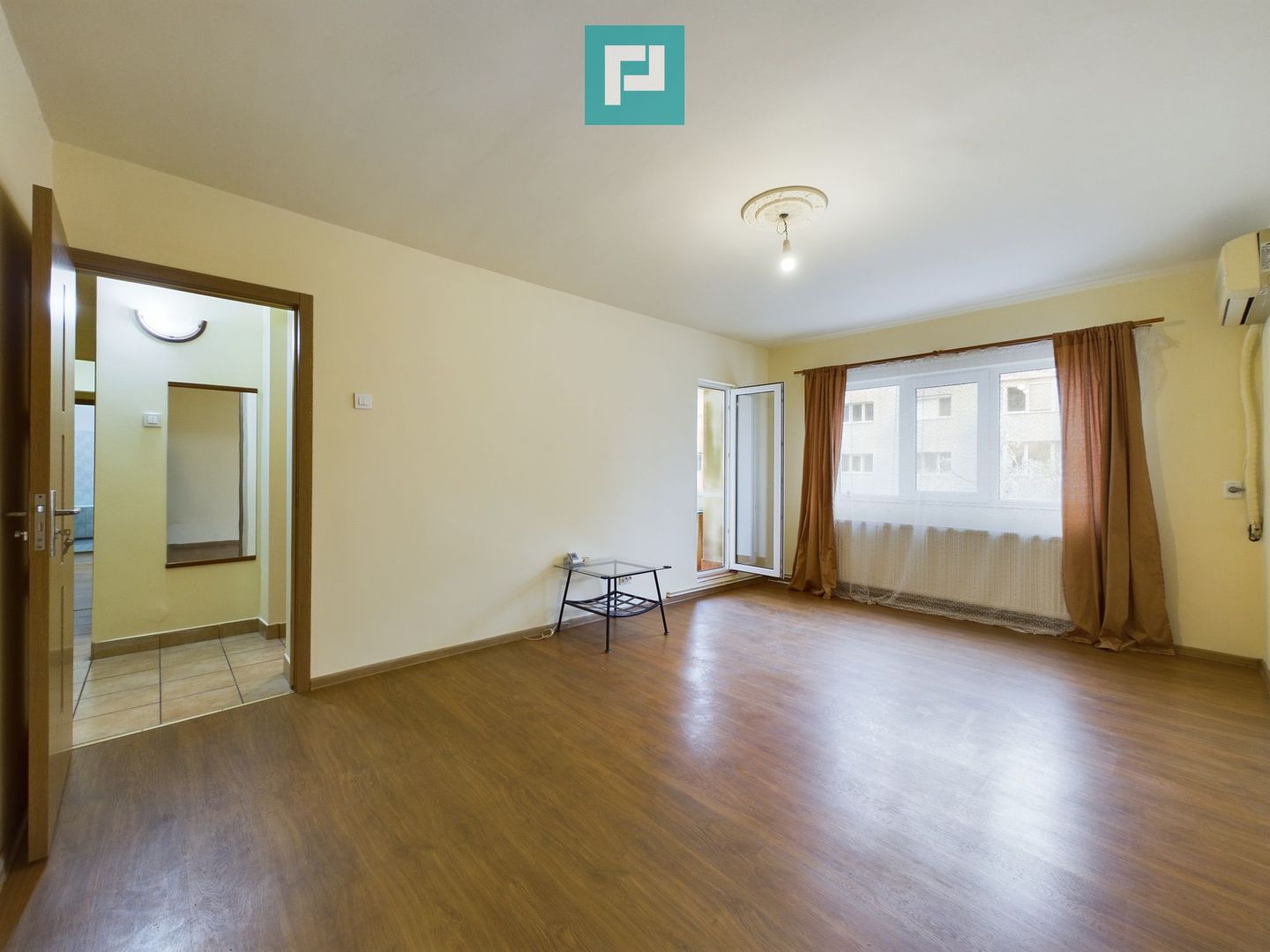 Apartament cu 3 camere în Zona 300 - Poză 3