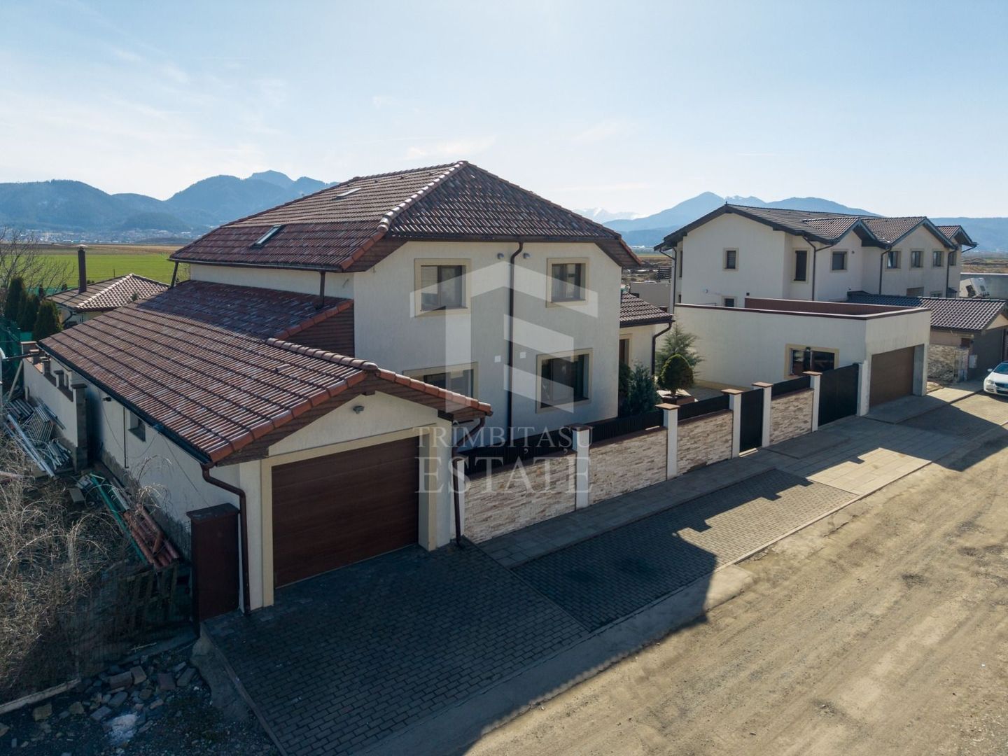 Sacele-Casa 6 dormitoare + 4 bai teren 979 mp. - Poză 40