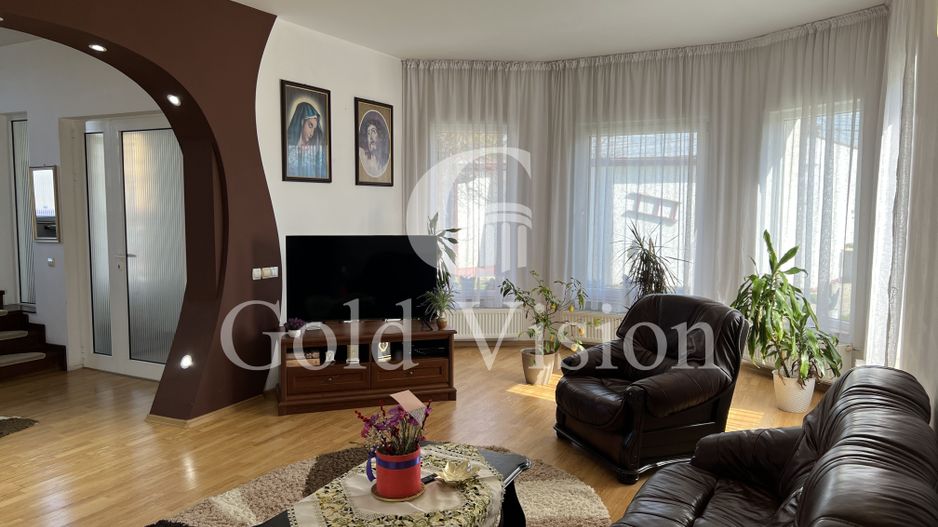 Case cu 7 camere, curte proprie + spălătorie, în Sighetu Marmației - Poză 2