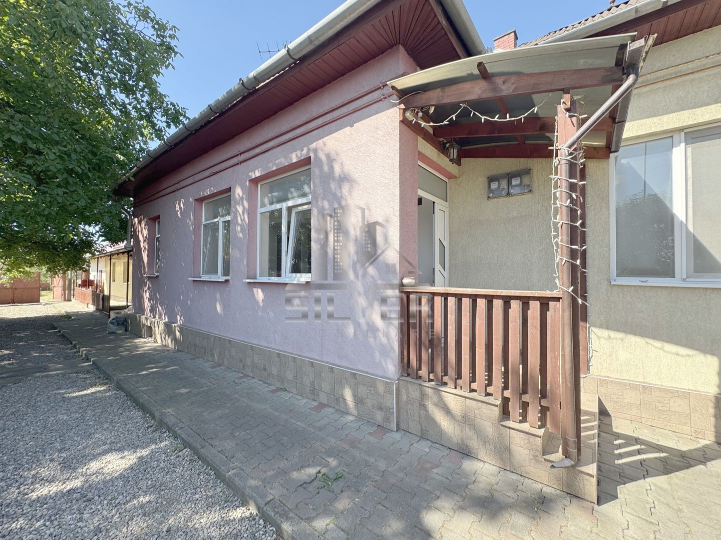 Casa cu curte comuna la 5 minute de Vivo! - Poză 1