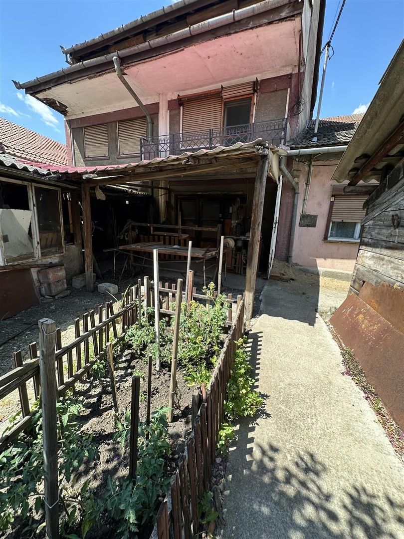 Casa individuala cu teren de 412 Piata Tineretului - Poză 3