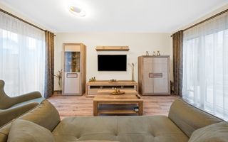 Casa moderna, spatioasa , pe o strada privata retrasa! - Poză 3