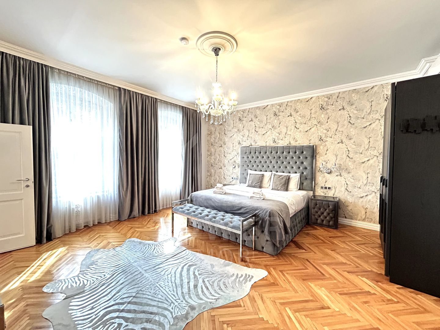 Apartament renovat, cu garaj și pivnițe, în Centrul Istoric al Sibiului - Poză 1