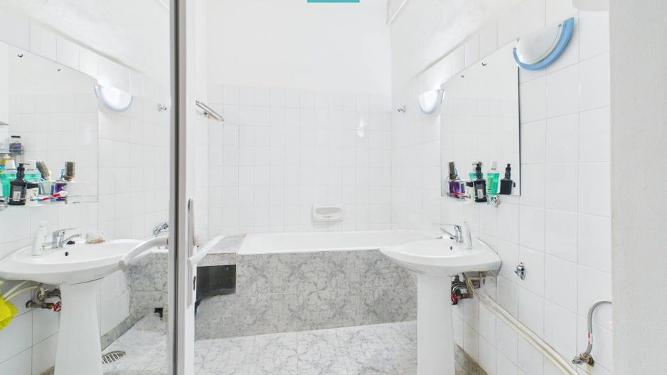 Două case, curte mare, lângă Castelul Huniazilor - Poză 11