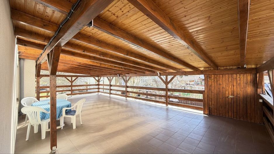 Apartament modern 3 camere cu balcoan terasa și curte comuna in Strand - Poză 8