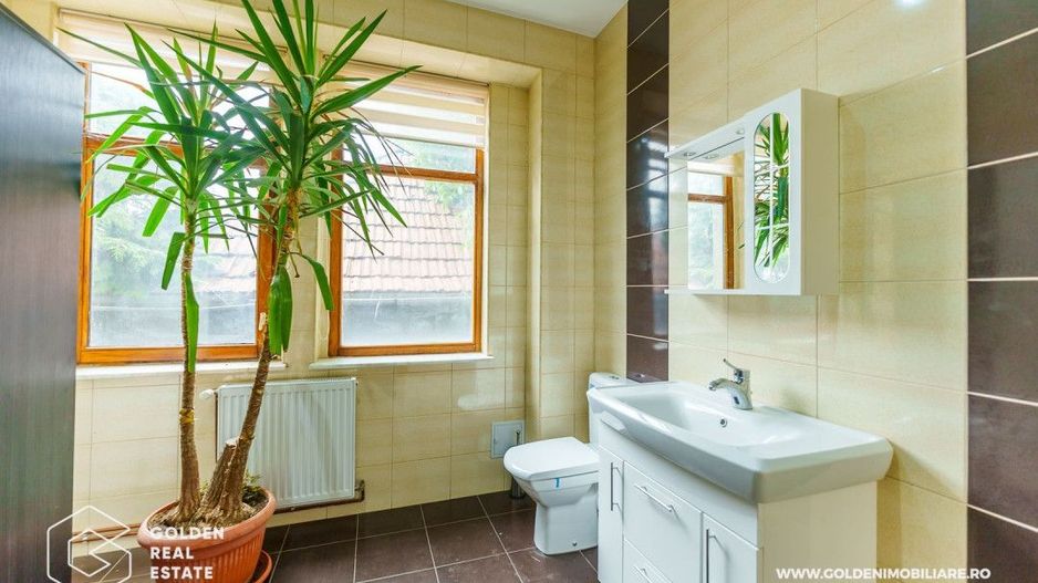 Oportunitate de investiție, vila pretabila pentru  afacere de familie - Poză 32