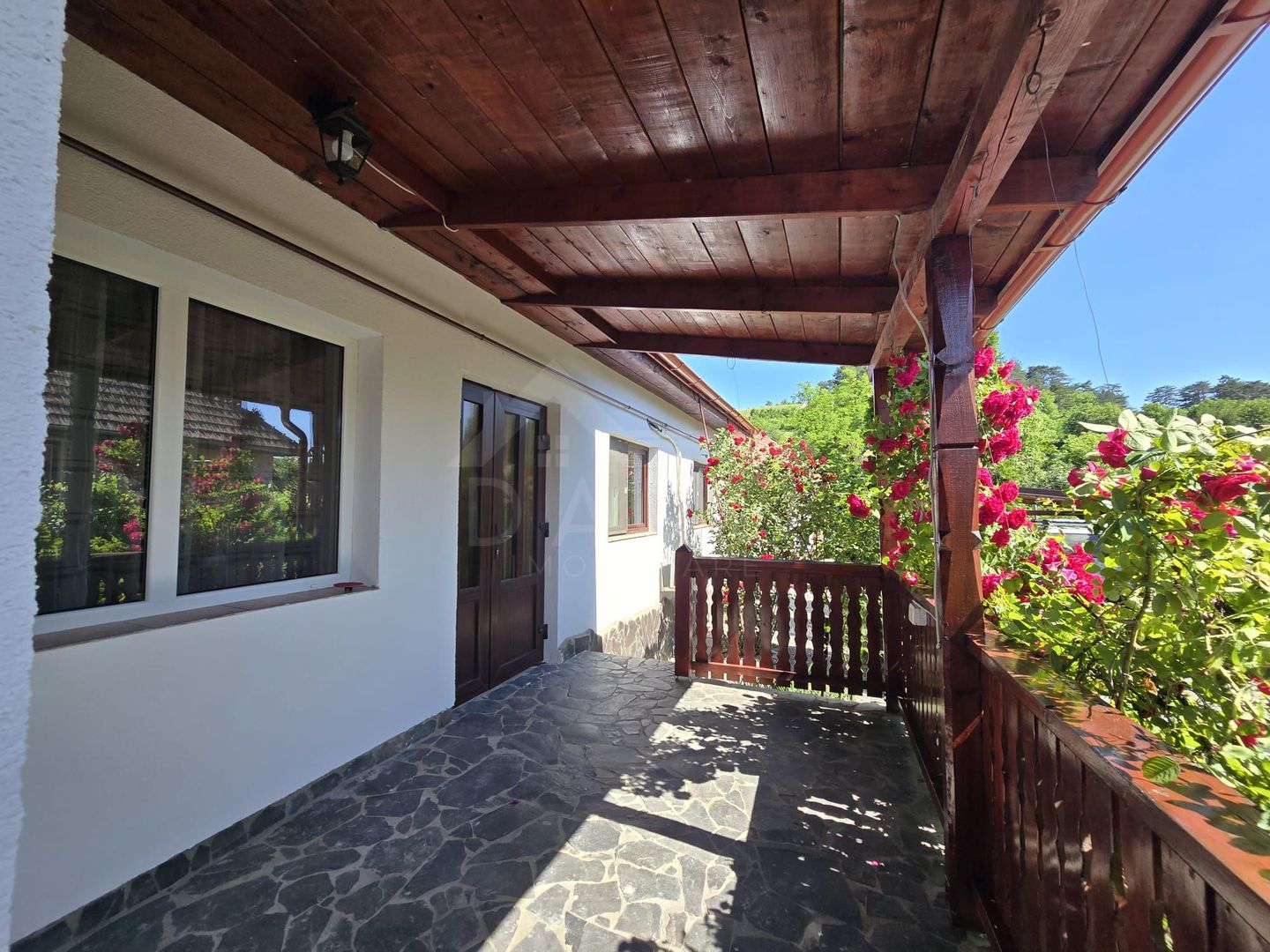 Casa in Livezeni , 140  mp utili , in centrul localitatii . - Poză 1