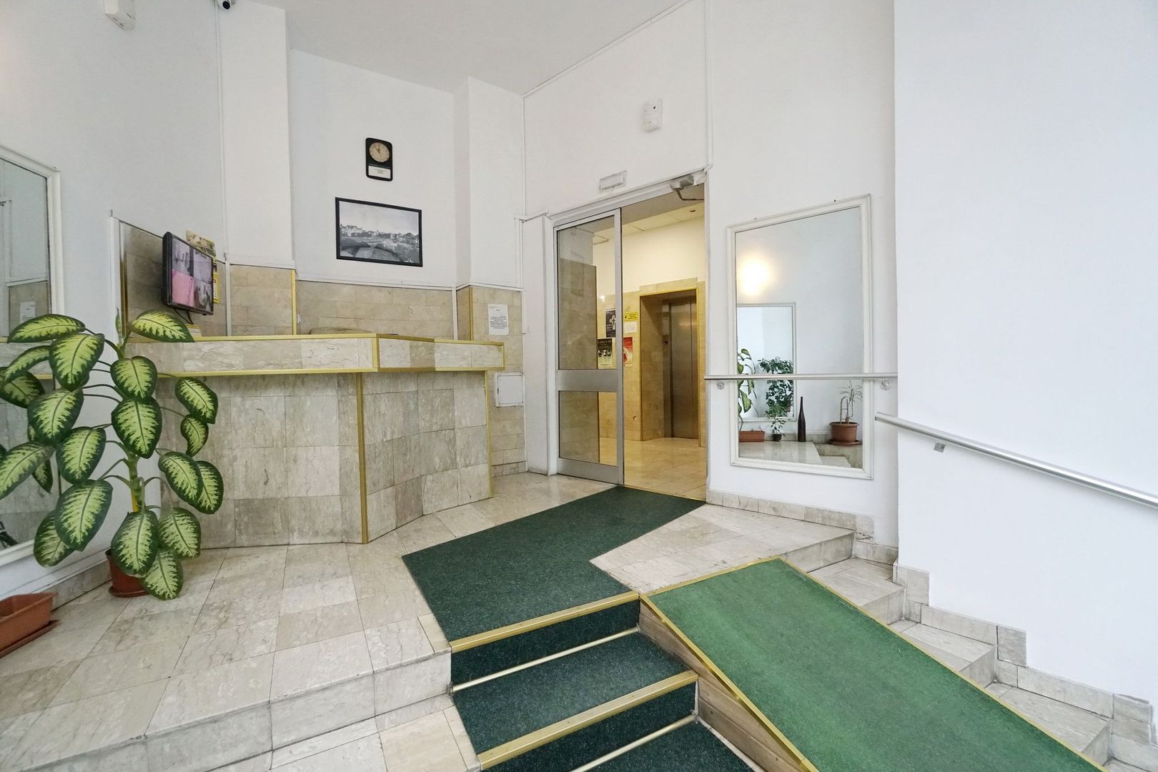 Apartament 5 camere in Piata Victoriei,bloc 1995 - Poză 21