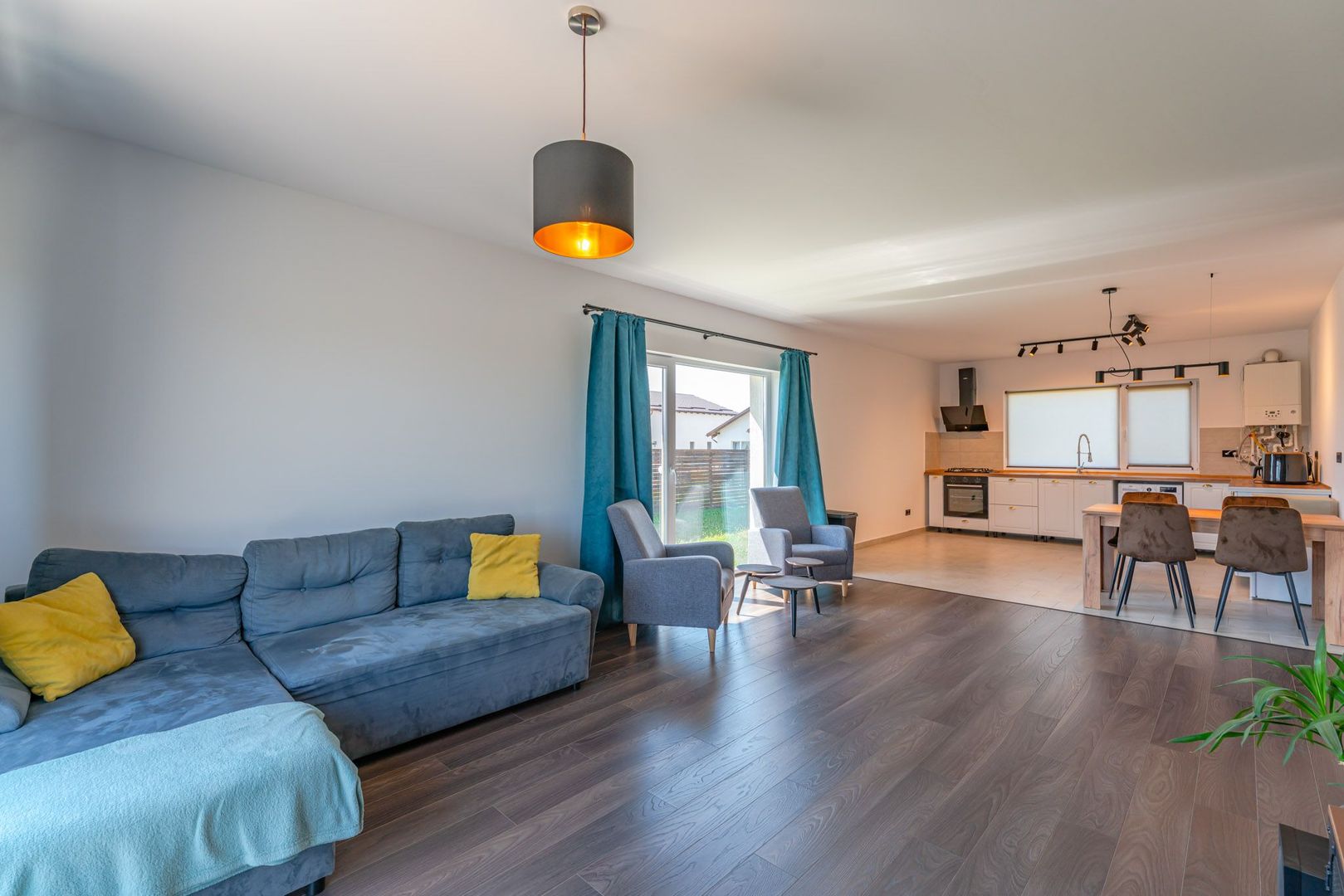 Casă Individuală de Închiriat, Încălzire în Pardoseală, Teren 400 mp - Poză 1