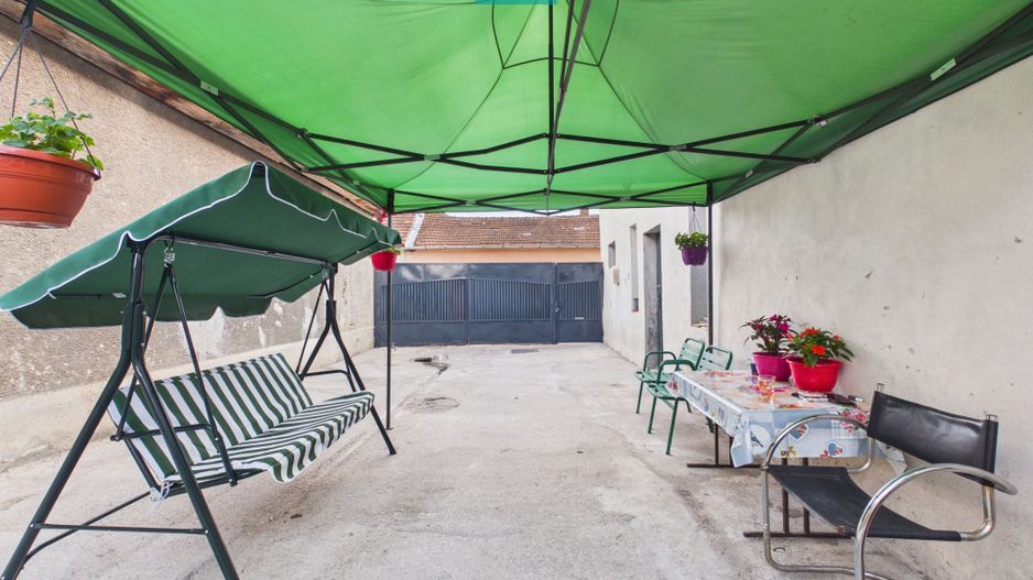 Casă P+E cu două apartamente, zona Drăgășani - Poză 6