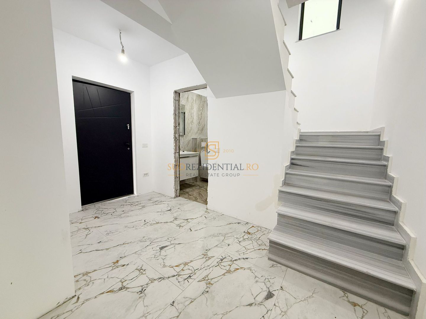 Vila individuala cu 5 camere / 3 bai / dressing / teren 343 mp - Poză 3