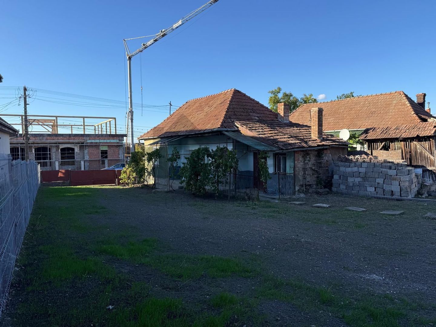 Vând casă in Ernei de 66 mp si teren in suprafață de 2530 mp - Poză 4