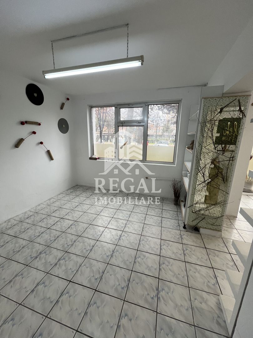 Spațiu comercial de vânzare – 47 mp utili, vitrină generoasă - Poză 3