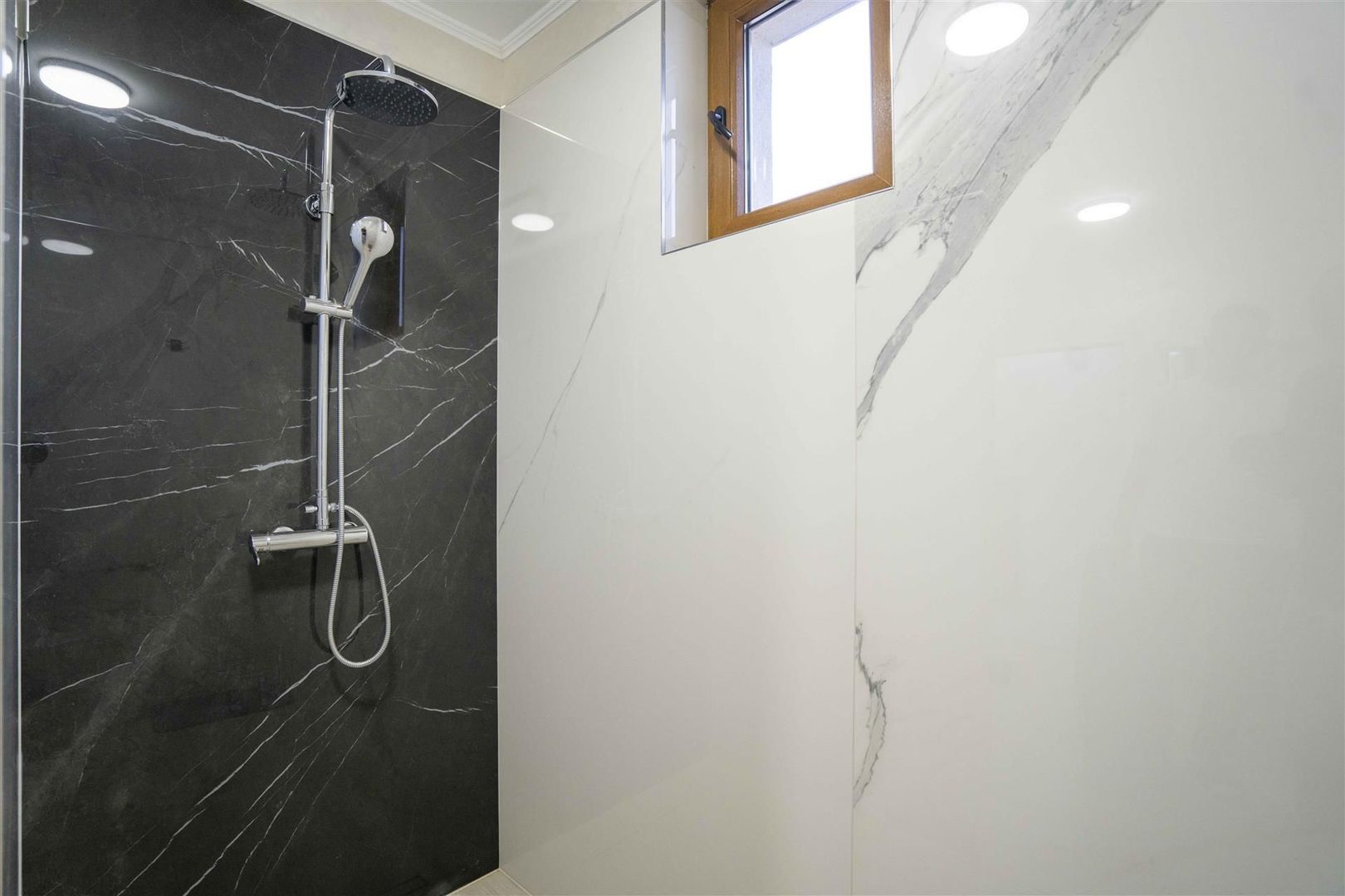 Baza de tenis si constructie moderna - Poză 25