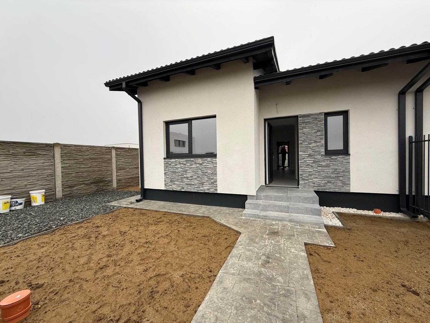 Duplex pe parter – compartimentare excelentă, teren generos. - Poză 1