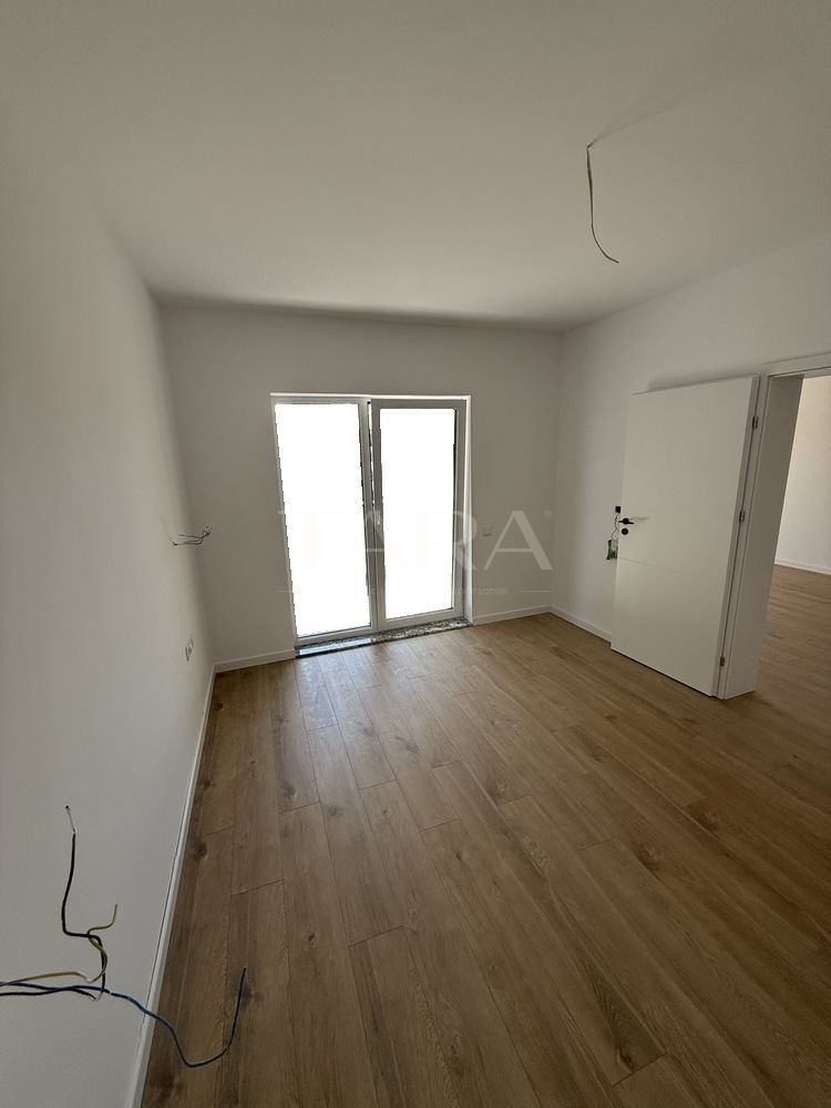 Apartament cu 2 camere, finisat modern, central Floresti. - Poză 3