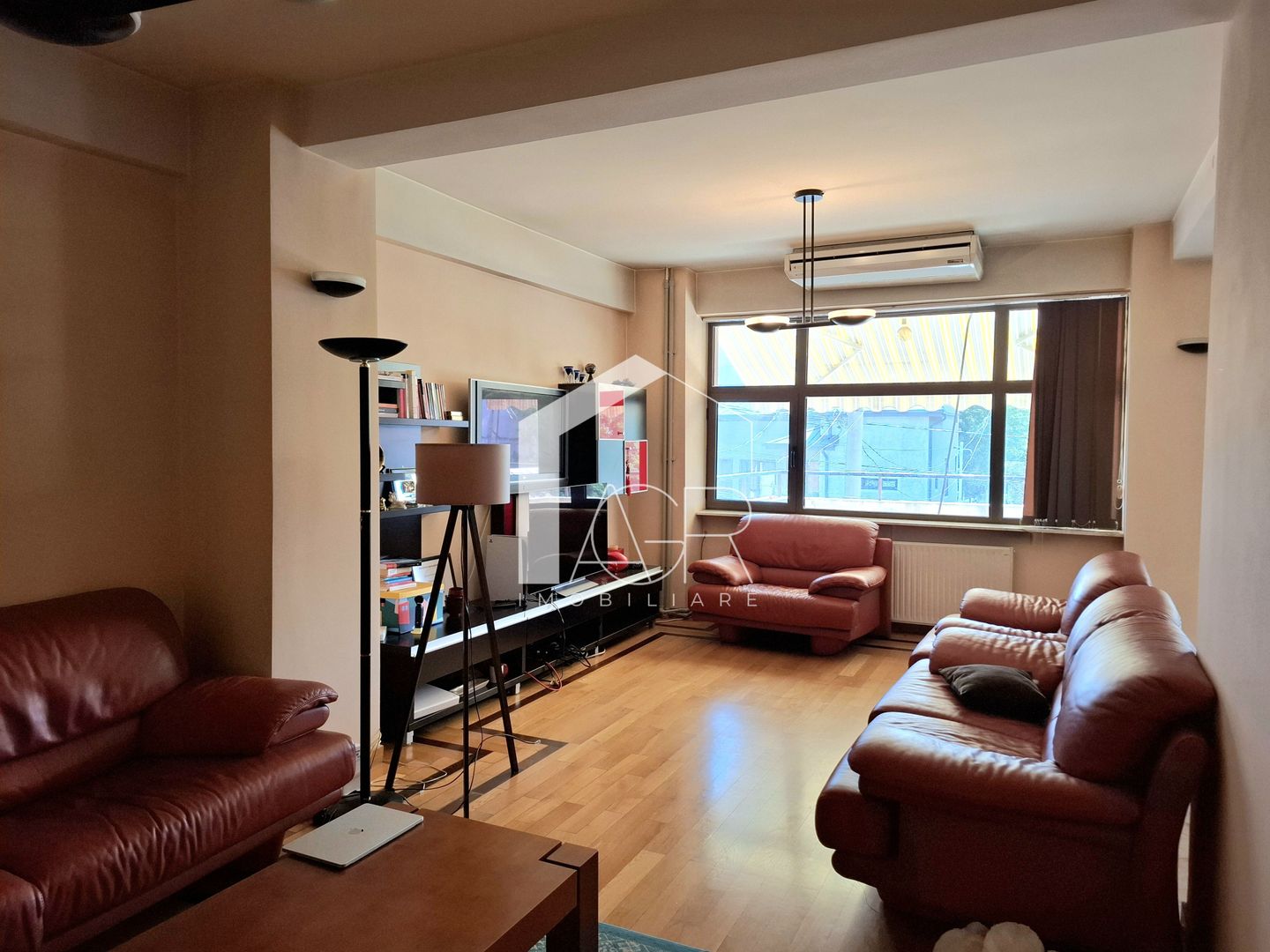 Apartament cu 4 camere, decomandat, zona Democratiei - Poză 1