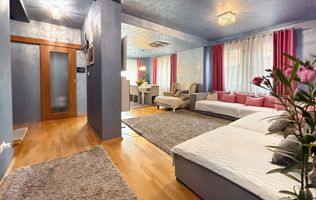 Două case separate , utilizare mixtă– rezidențial & comercial.