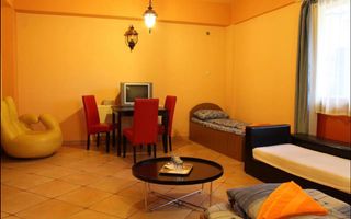 Casa single P+ E , in cartierul Strand - pretabila pentru pensiune sau locuinta - Poză 1