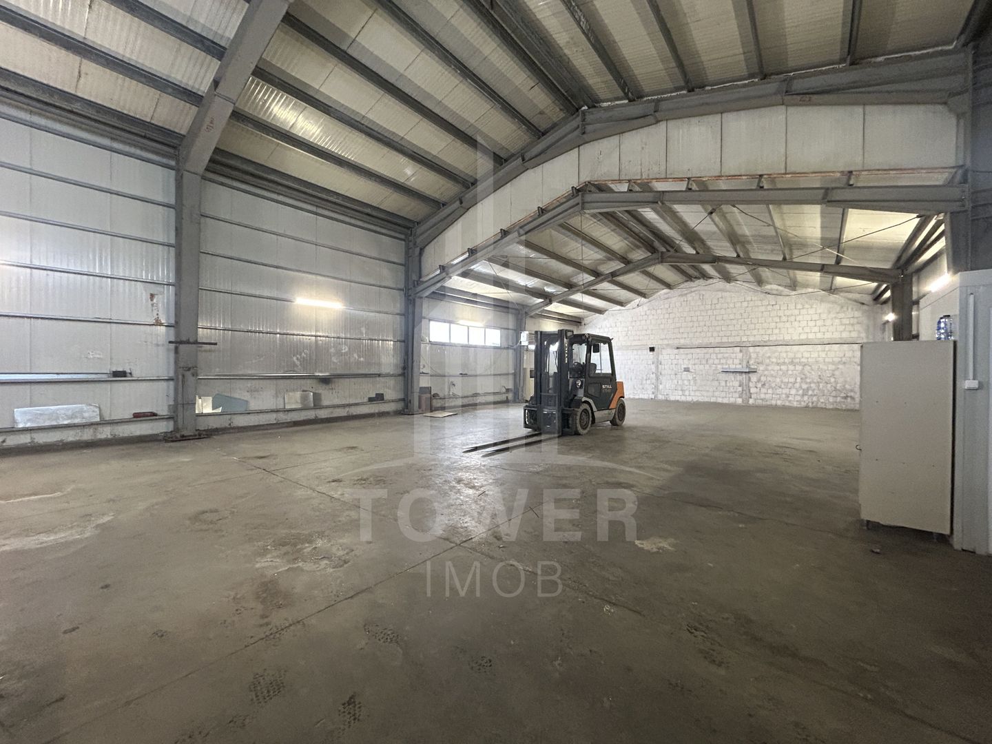 Hală Industrială Modernă 300 mp – Birou, Curent Trifazic și Acces Securizat - Poză 1