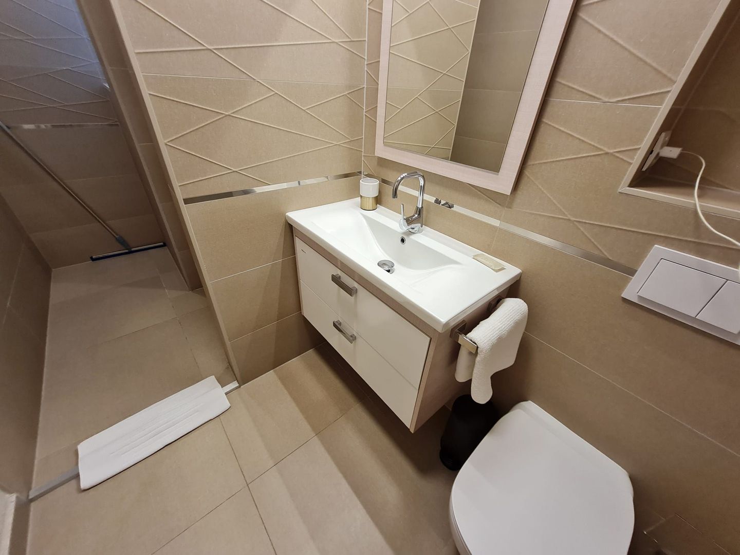 Elegantă și prestanță - Poză 6