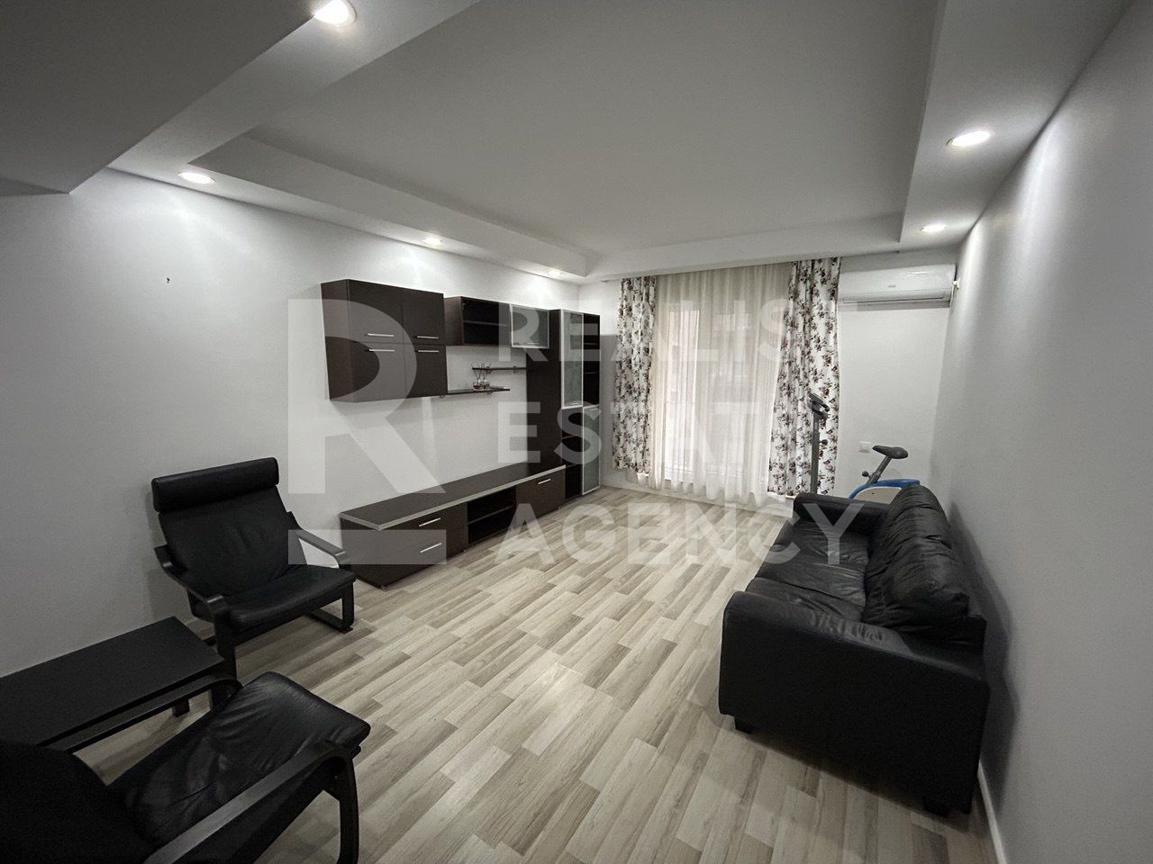 Apartament cu 2 camere, Cosmopolis, mobilat și utilat, loc de parcare - Poză 1
