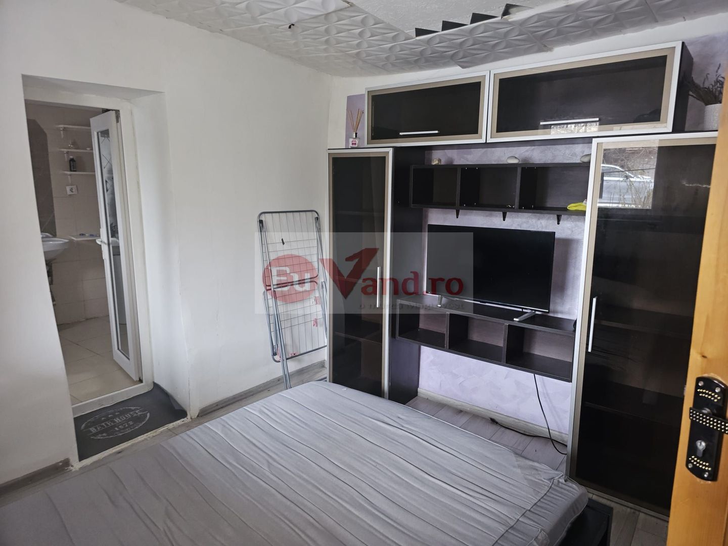 Casa 35 mp cu curte 300 mp, Micro 17 – Str. Oltului, 250 euro lunar - Poză 2