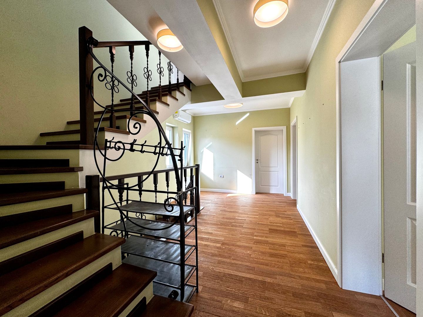 Casa spațioasă, cu teren generos, zona liniștită - in Braytim - Poză 19