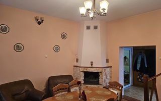 🏡 Casă cu demisol, parter și mansardă – Str. Victoriei, zonă centrală - Poză 3