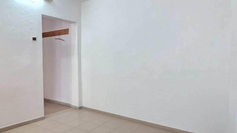 Apartament cu 3 camere, fost cabinet medical, parter, zona CUZA VODĂ; - Poză 3