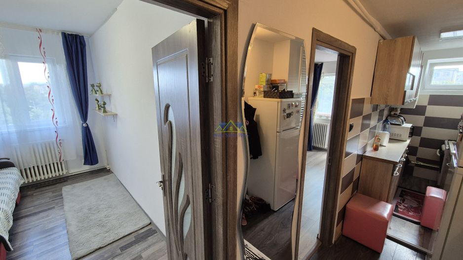 Vand apartament 3 cam. 45mp, Delavrancea(M6), et. 4 acoperit, renovat! - Poză 1