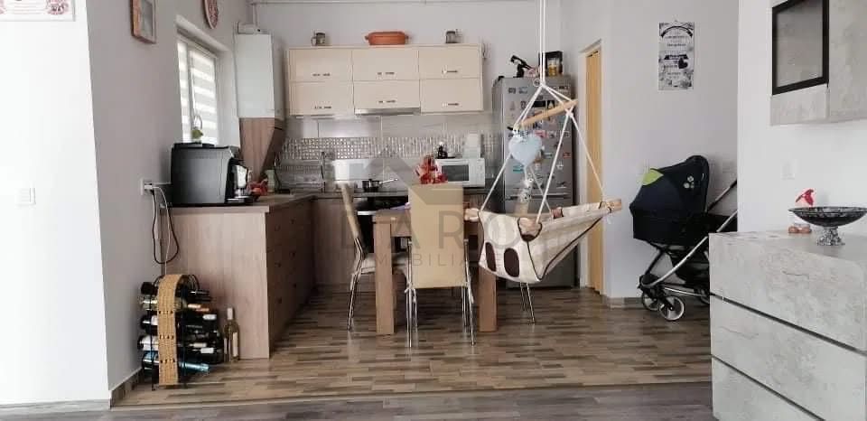 Închiriez apartament 2 camere + loc de parcare - Poză 1