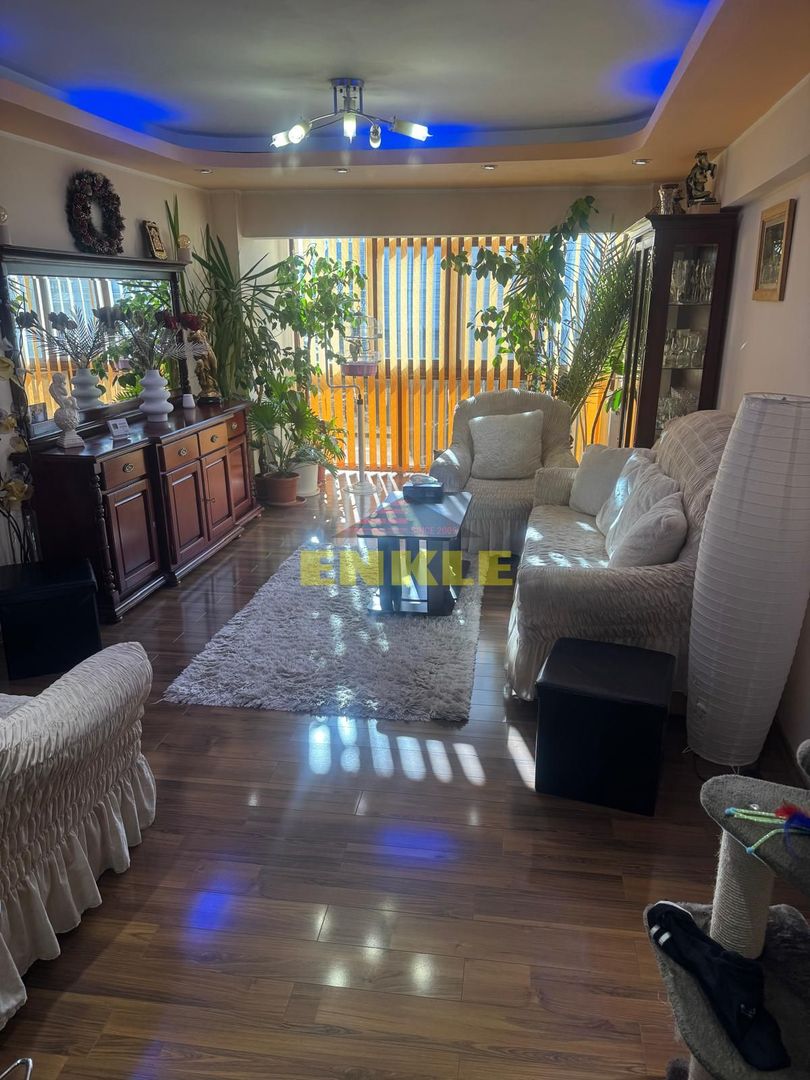 De vanzare apartament cu 3 camere,  zona Liceului Mihai Eminescu - Poză 1