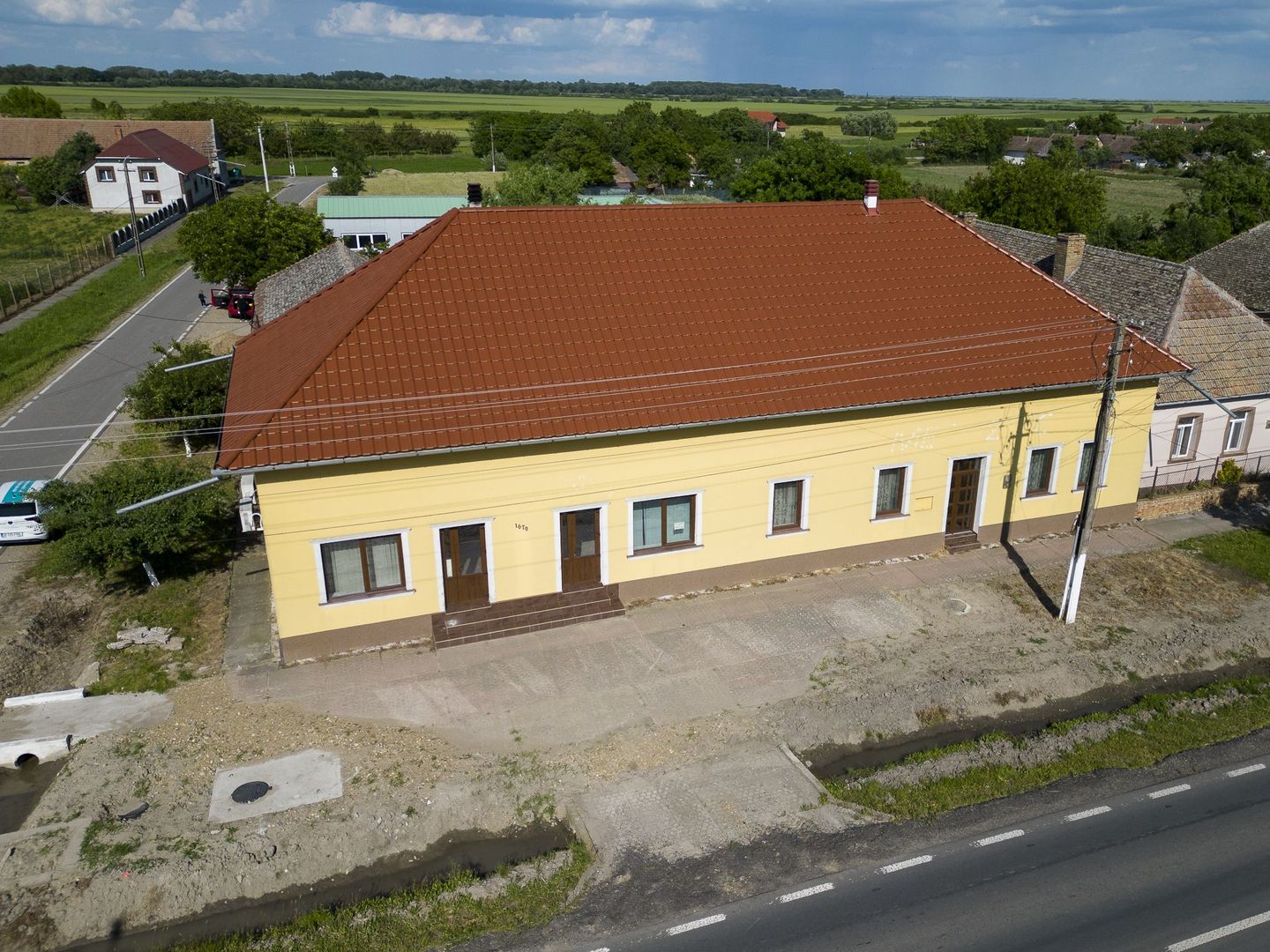 Clădire cu 5 camere cu teren și hală în Cenad - Poză 2