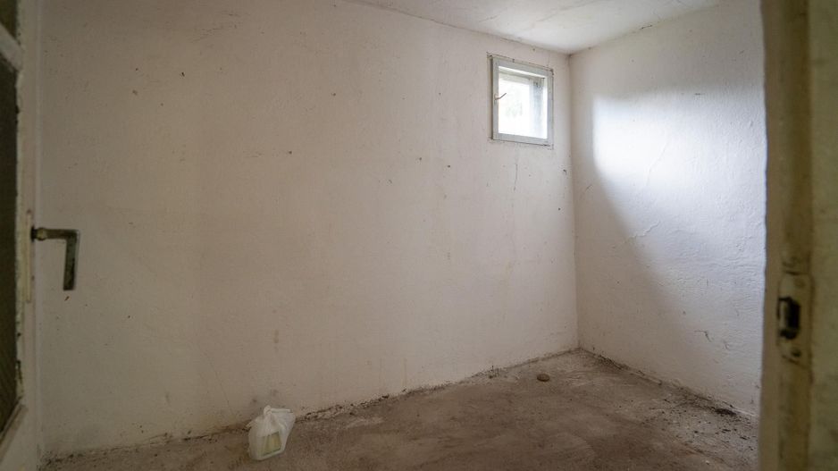 Casa singur in curte  cu dublu front stradal cu garaj in Iosia - Poză 5