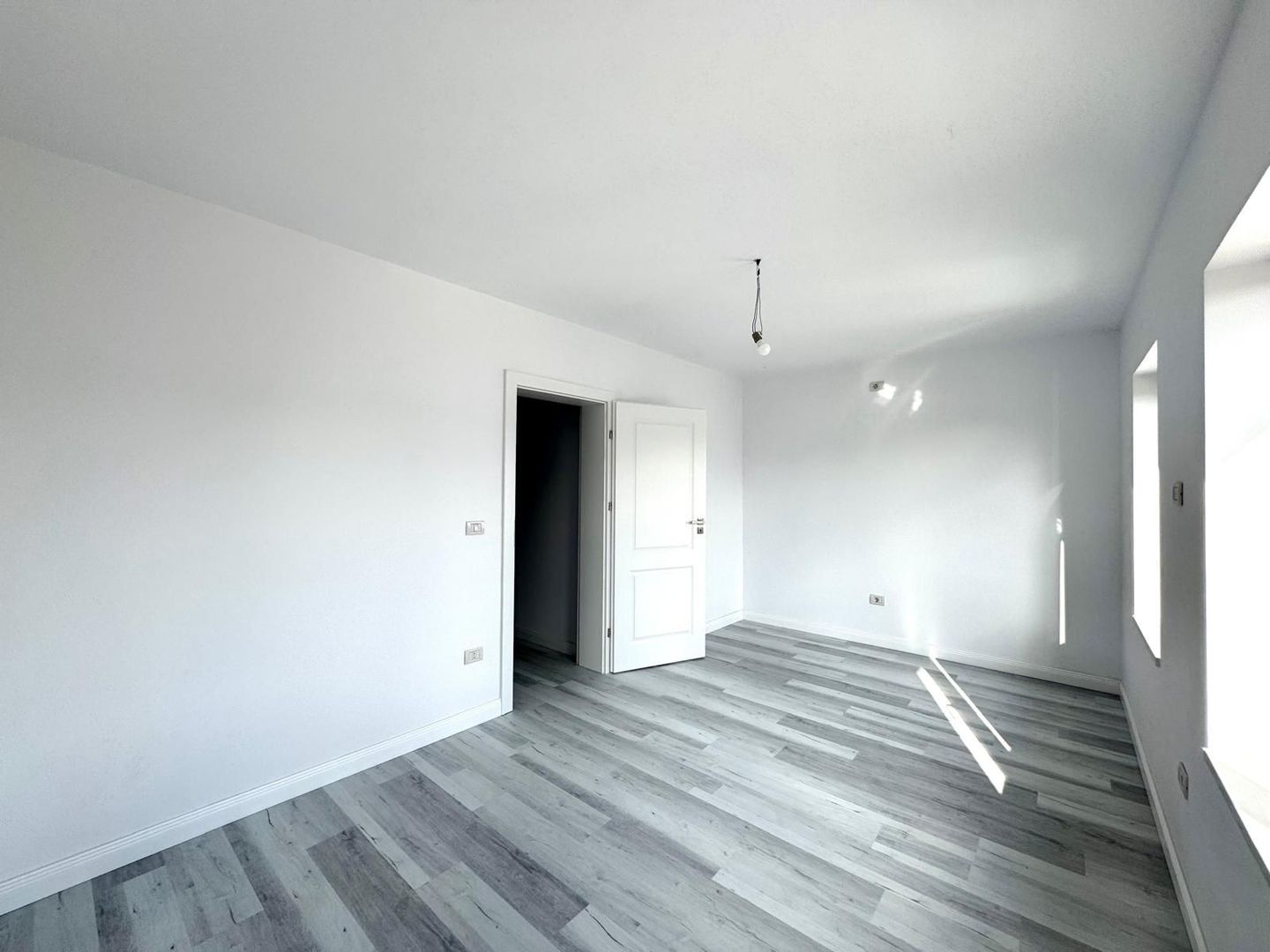 Duplex 4 camere -140.000€ pozitie excelenta |Săcălaz| - Poză 3