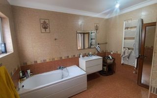 Vilă elegantă cu design luxos și grădină superb amenajată în Șag - Poză 11