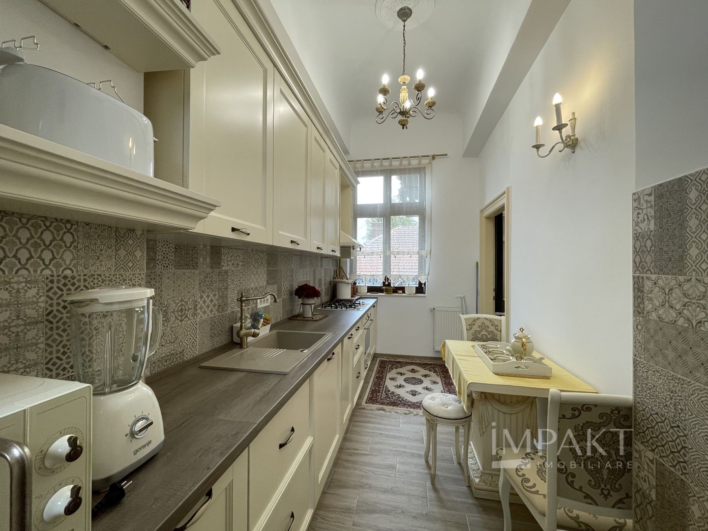 Apartament deosebit cu 3 camere, curte si parcare, aproape de Centru - Poză 10